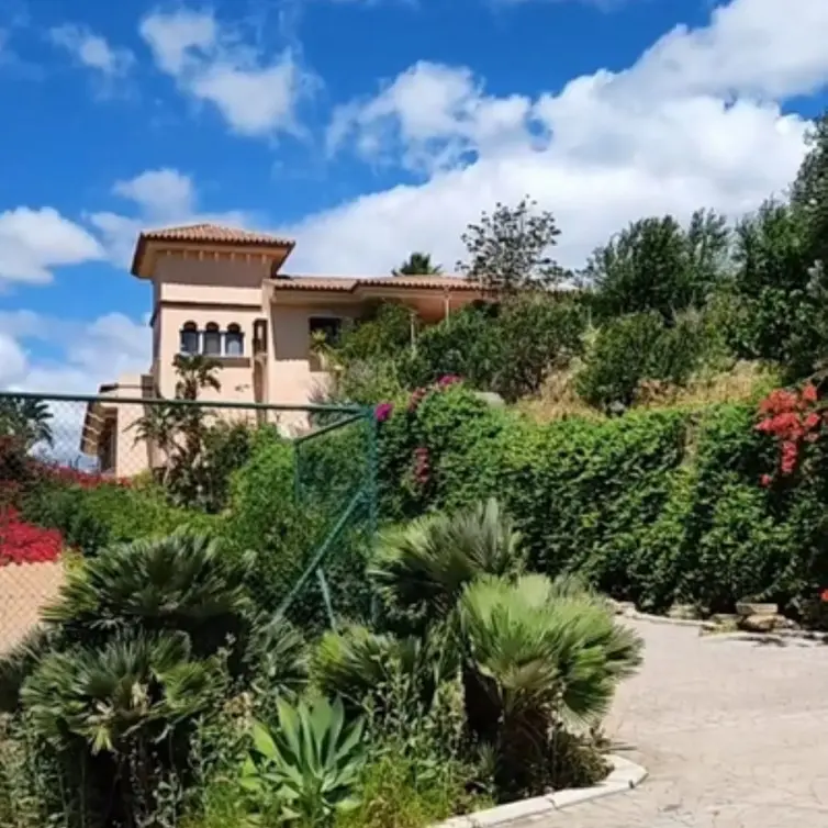 Sale of detached villa in Estepona