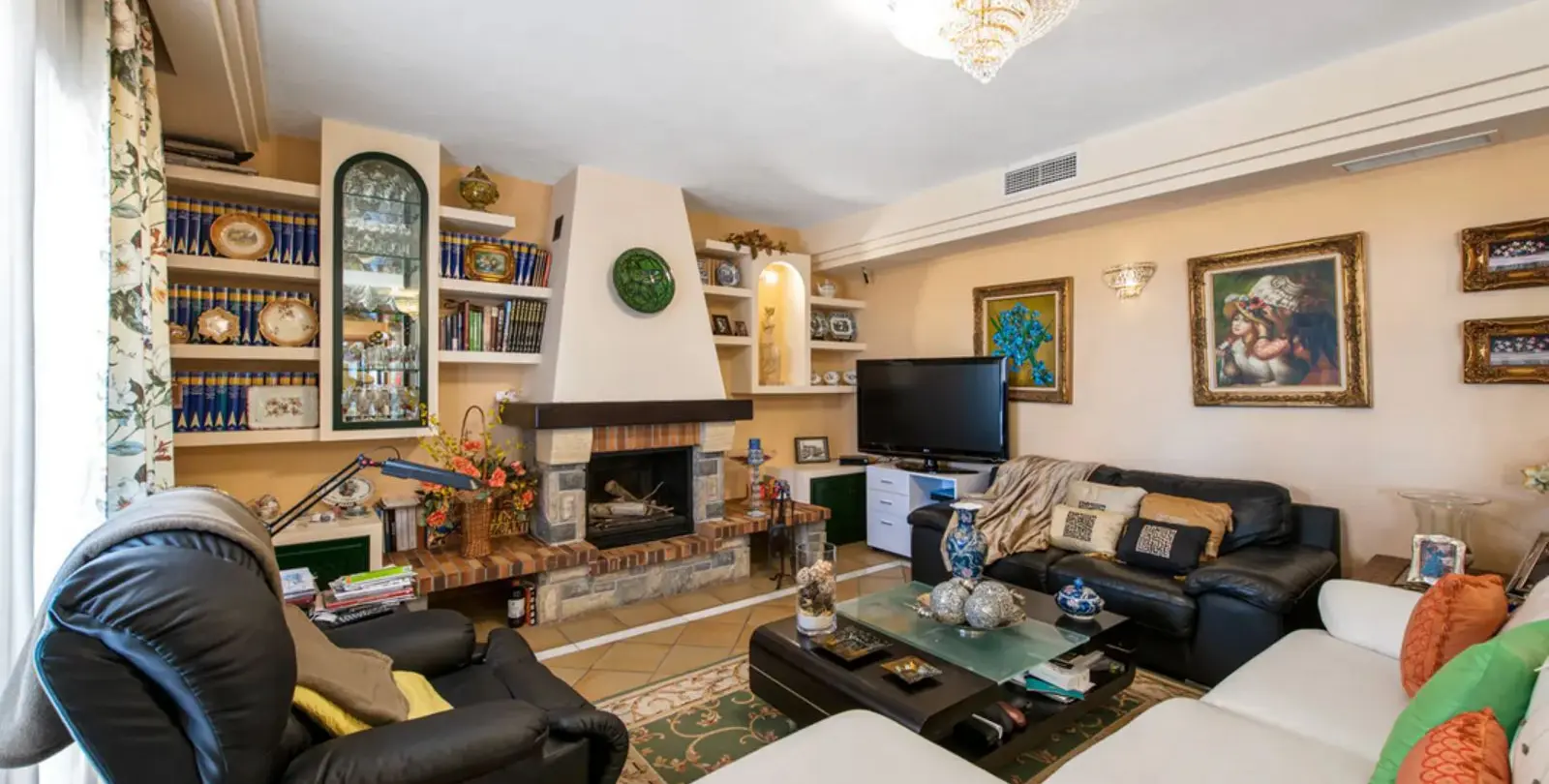 Sale of detached villa in Estepona 9