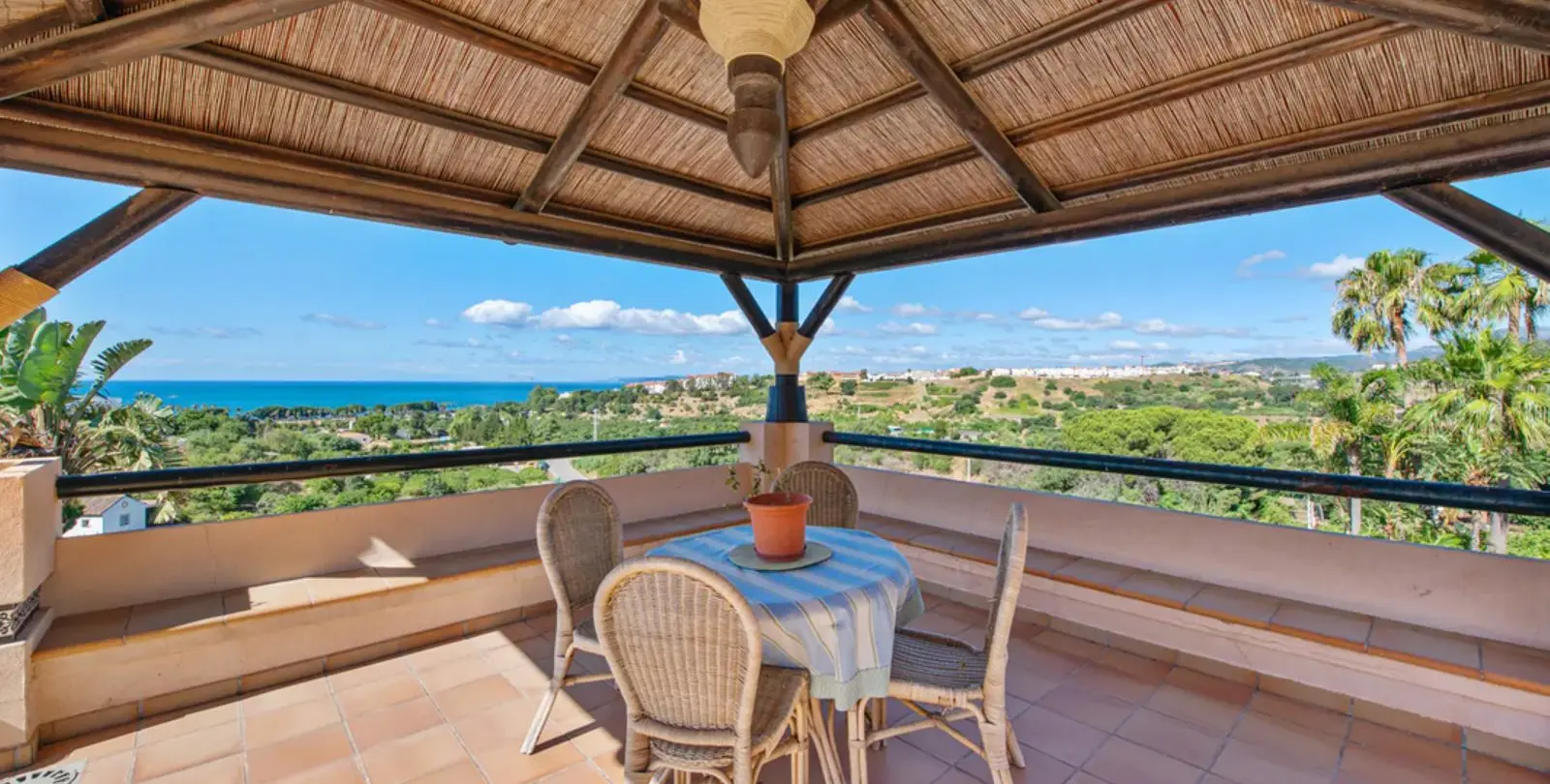 Sale of detached villa in Estepona 12
