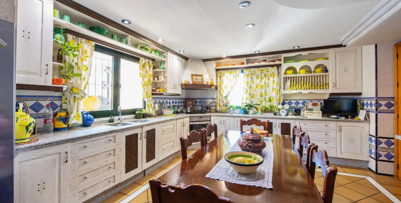 Sale of detached villa in Estepona 13
