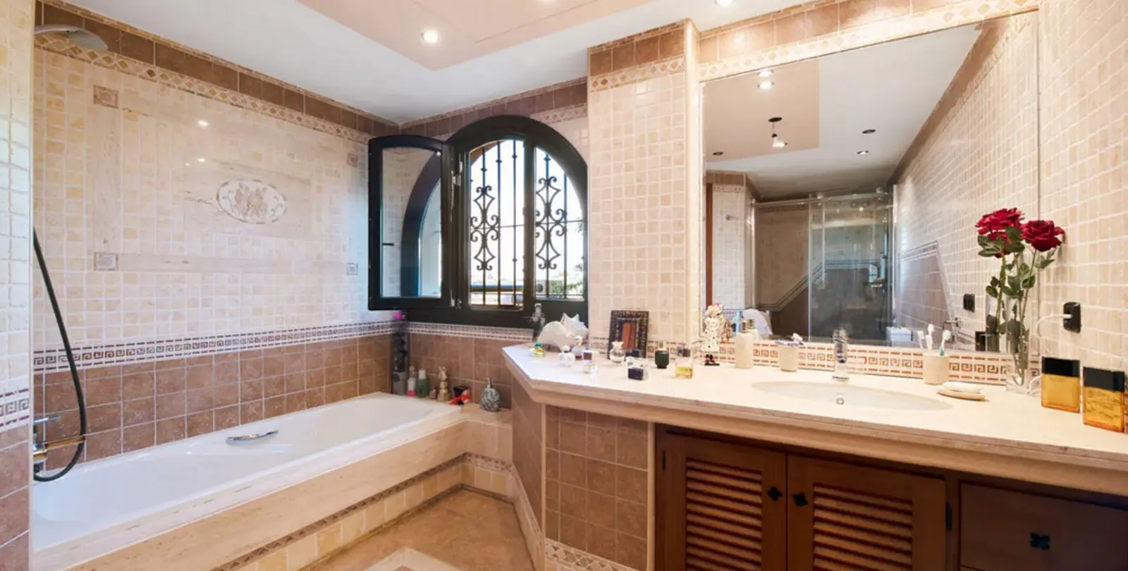 Sale of detached villa in Estepona 15