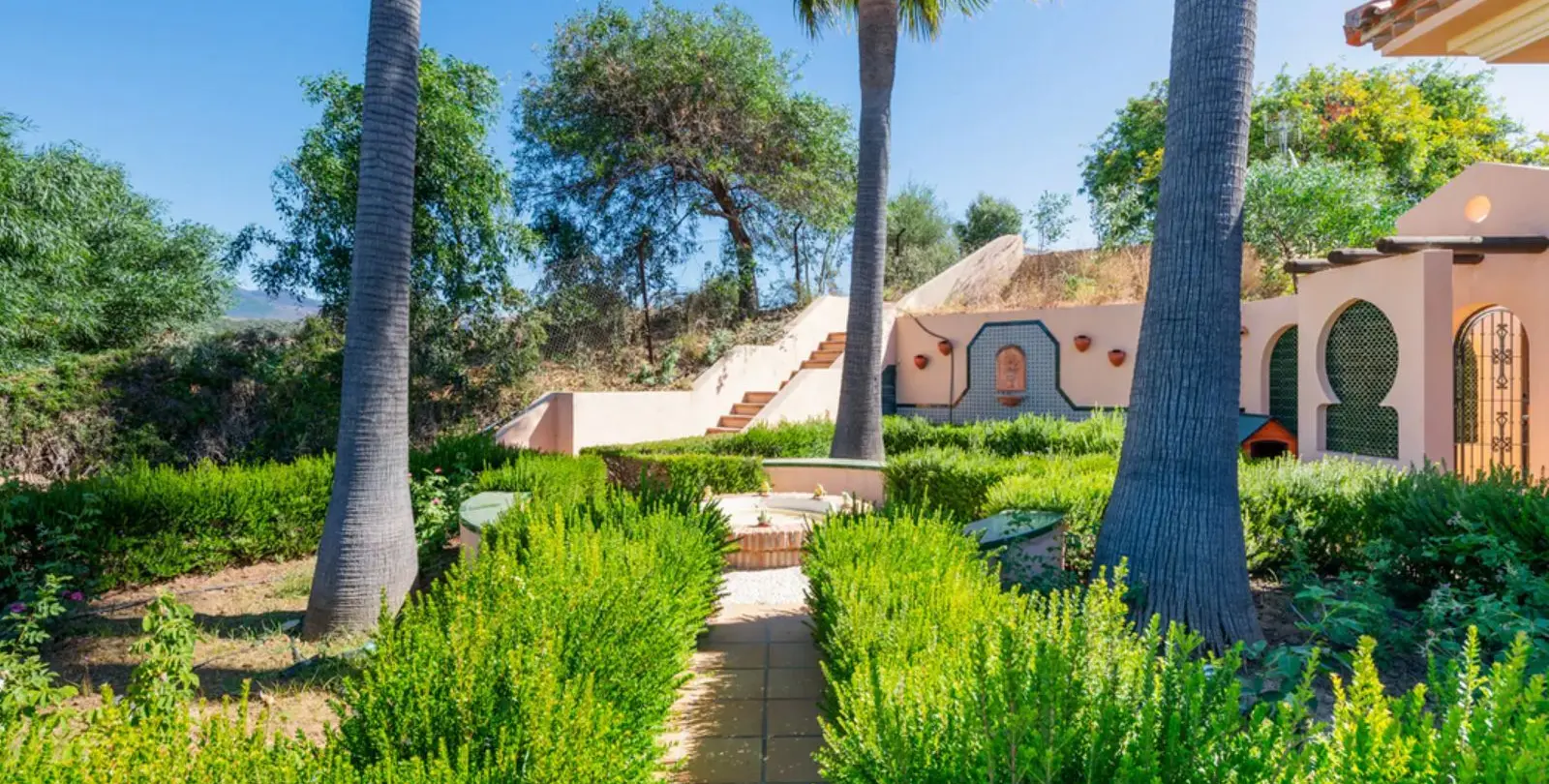Sale of detached villa in Estepona 23