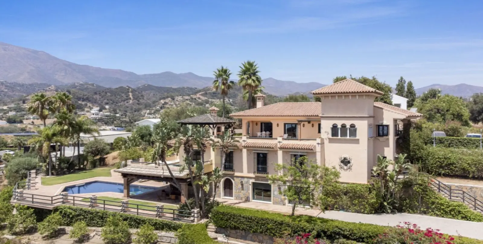 Sale of detached villa in Estepona 28