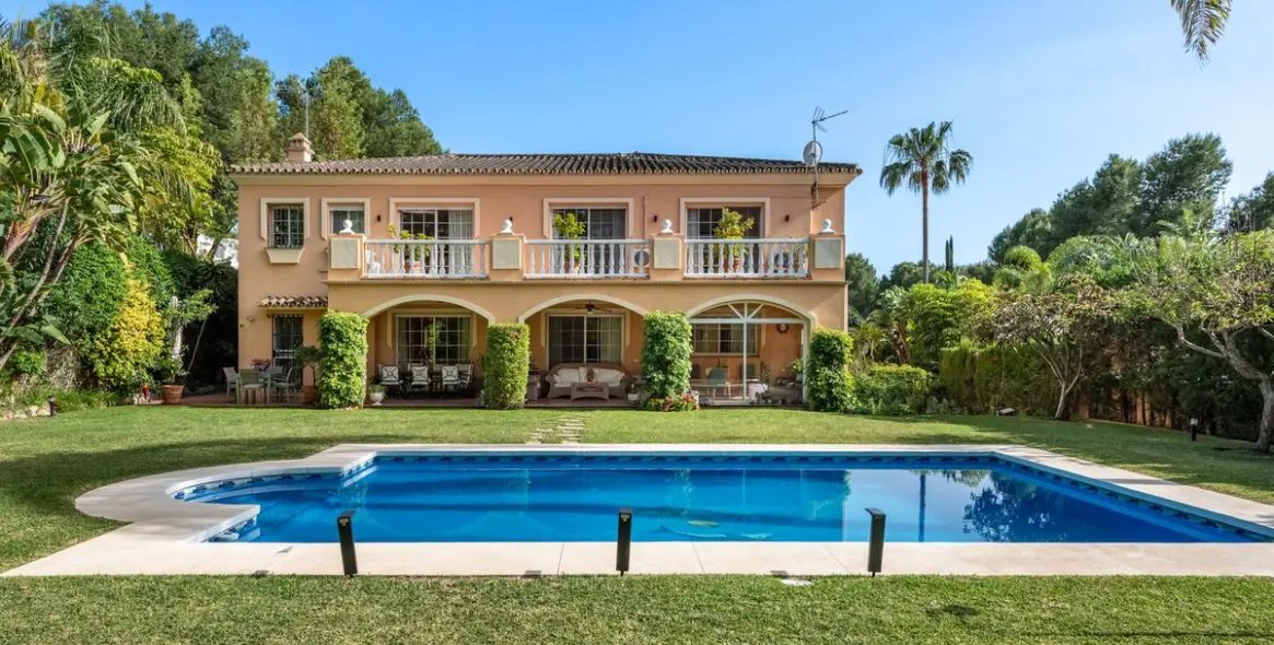 Venta de villa independiente en Nueva Andalucía 1