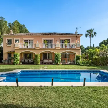 Venta de villa independiente en Nueva Andalucía