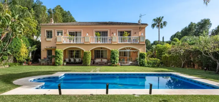 Venta de villa independiente en Nueva Andalucía 0