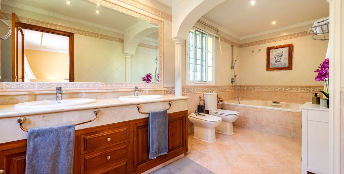 Venta de villa independiente en Nueva Andalucía 8