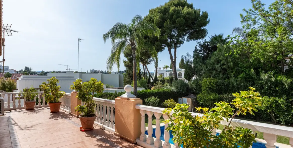 Venta de villa independiente en Nueva Andalucía 9