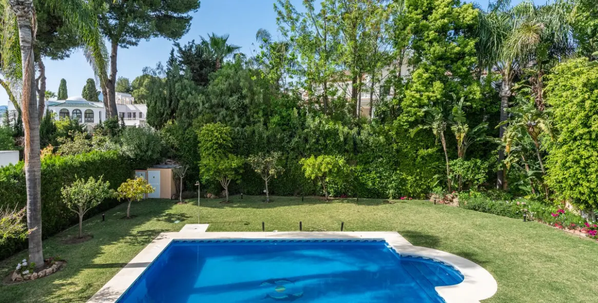 Venta de villa independiente en Nueva Andalucía 10