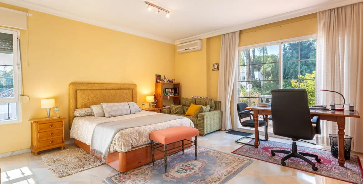 Venta de villa independiente en Nueva Andalucía 11