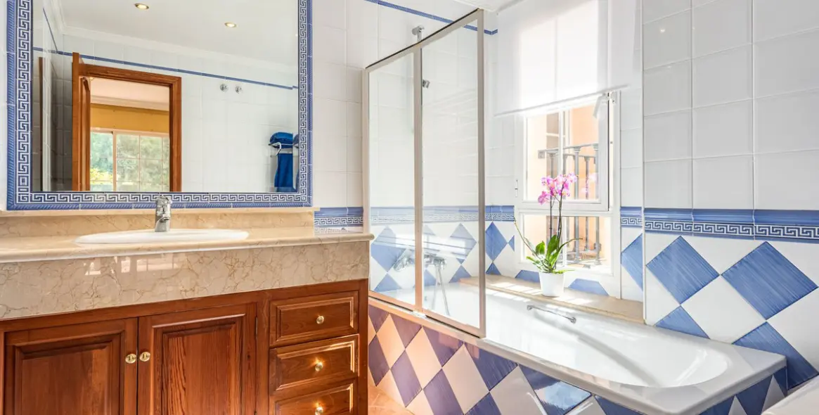 Venta de villa independiente en Nueva Andalucía 13