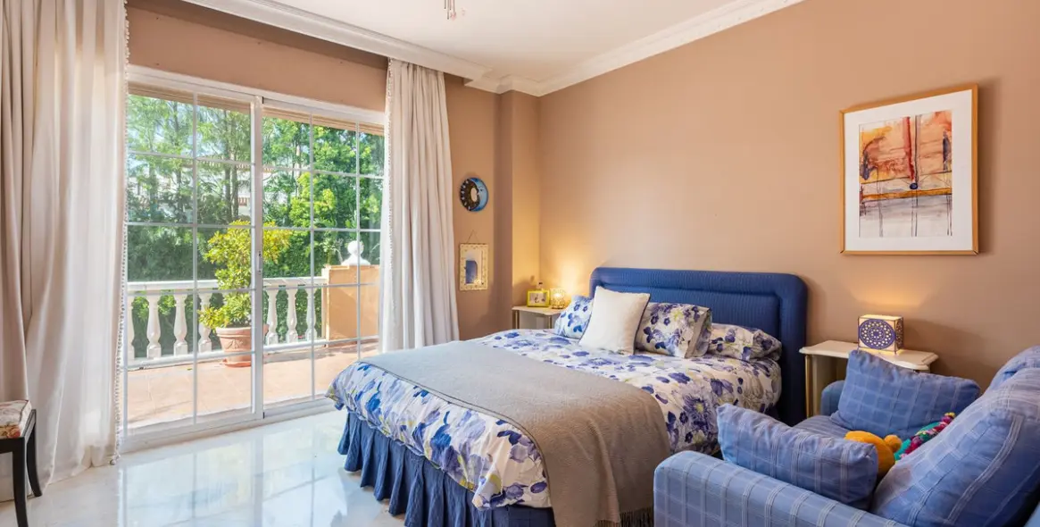 Venta de villa independiente en Nueva Andalucía 14