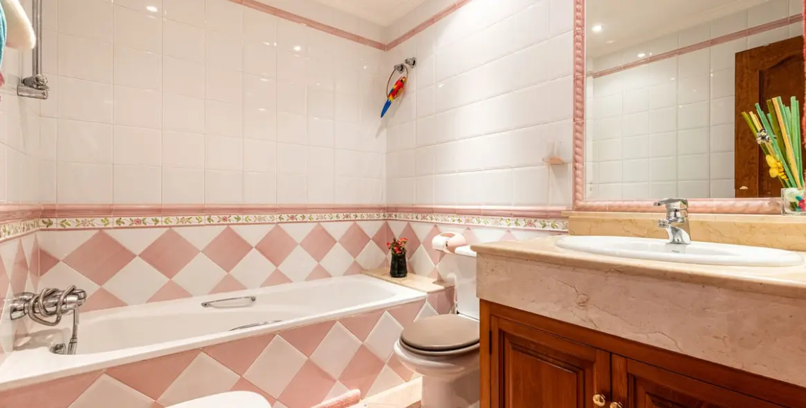 Venta de villa independiente en Nueva Andalucía 15