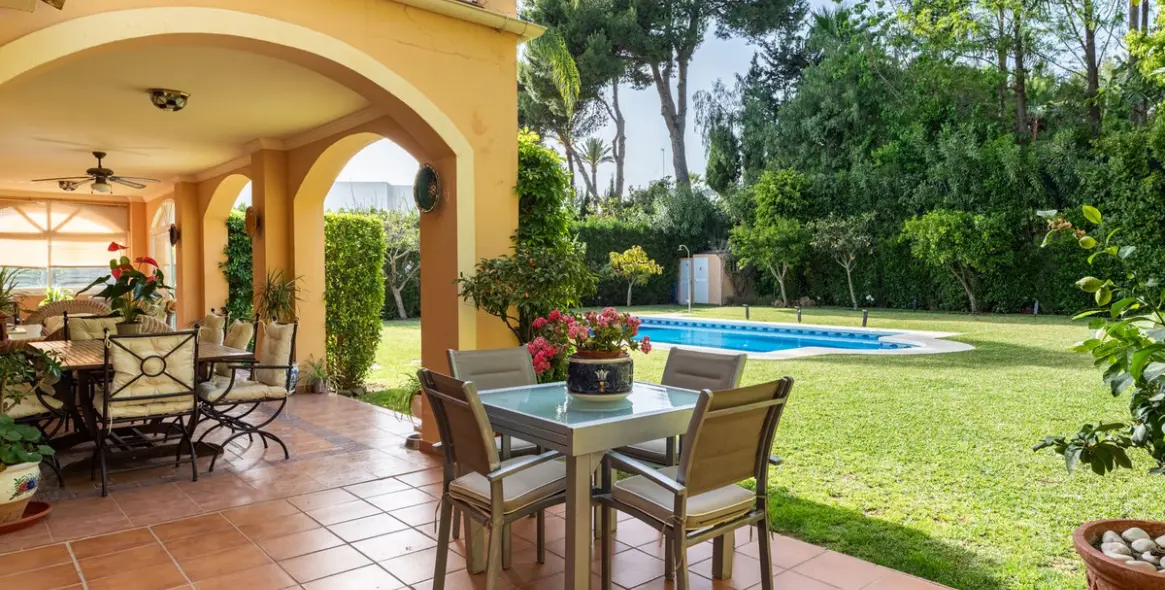 Venta de villa independiente en Nueva Andalucía 19