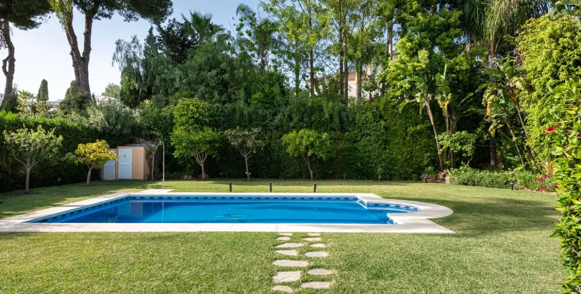 Venta de villa independiente en Nueva Andalucía 20