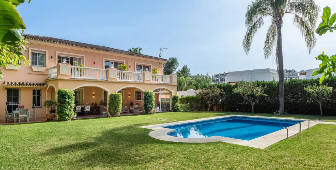 Venta de villa independiente en Nueva Andalucía 22