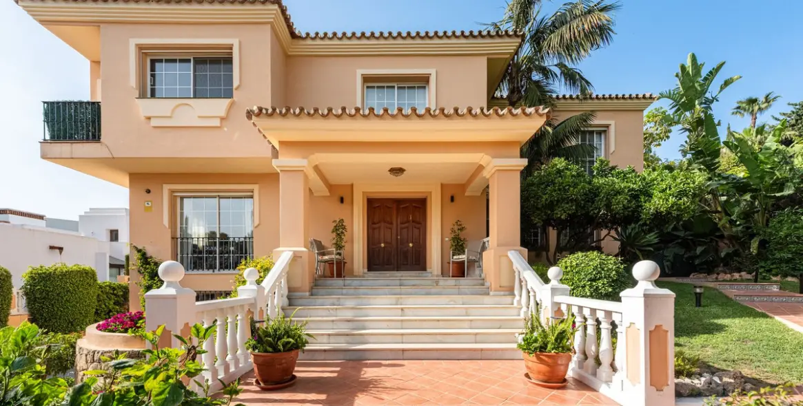 Venta de villa independiente en Nueva Andalucía 23