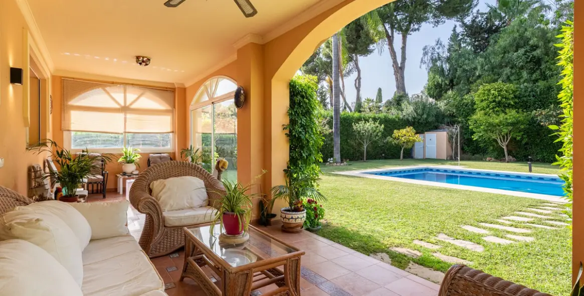 Venta de villa independiente en Nueva Andalucía 24