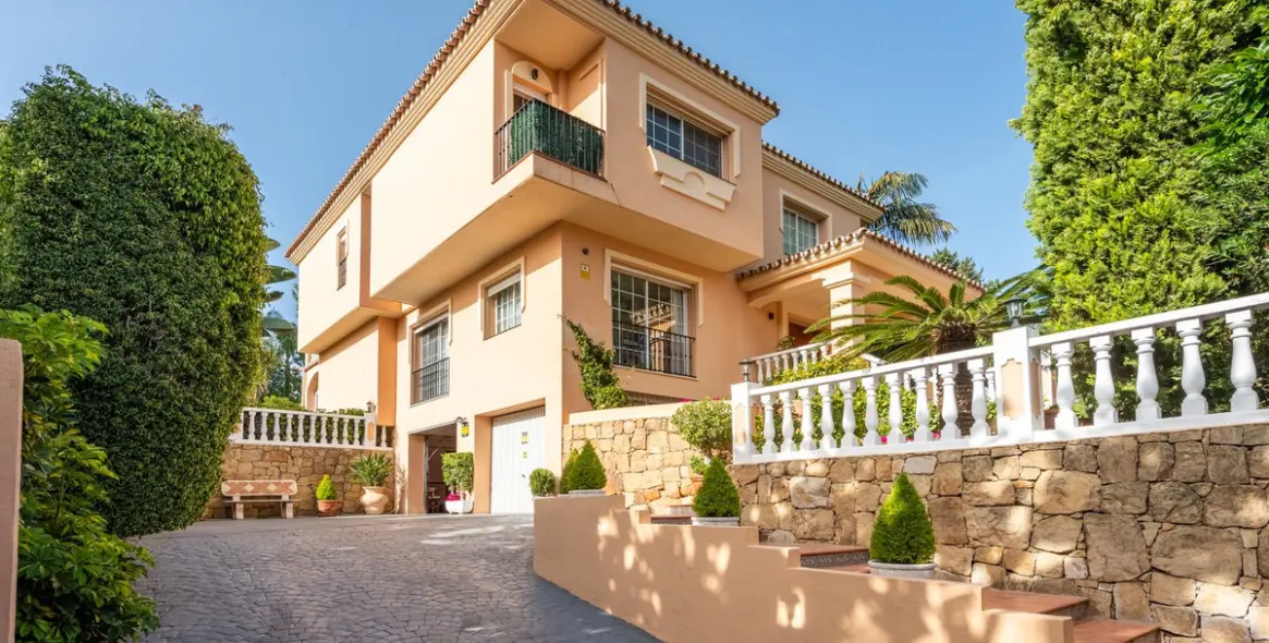 Venta de villa independiente en Nueva Andalucía 27