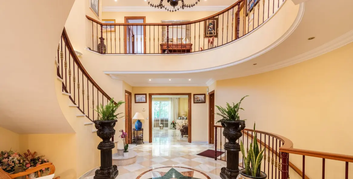 Venta de villa independiente en Nueva Andalucía 28