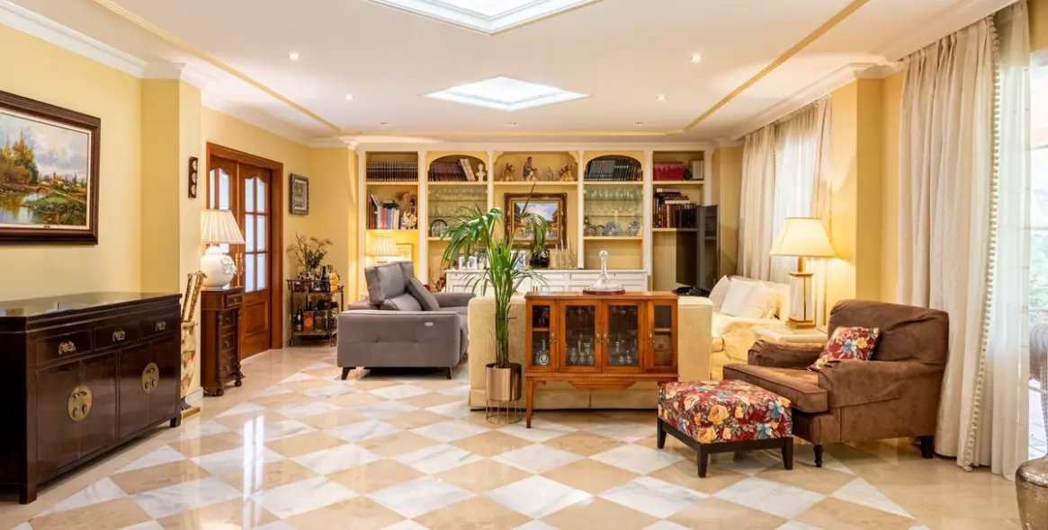 Venta de villa independiente en Nueva Andalucía 31