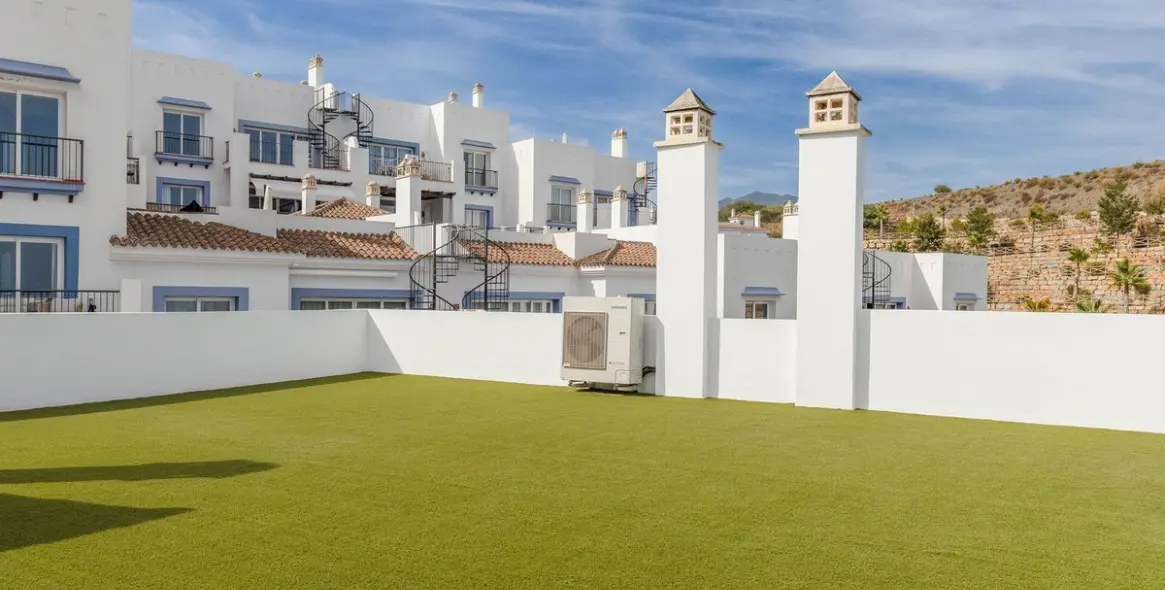 Long-term rent of penthouse duplex in El Paraiso 18