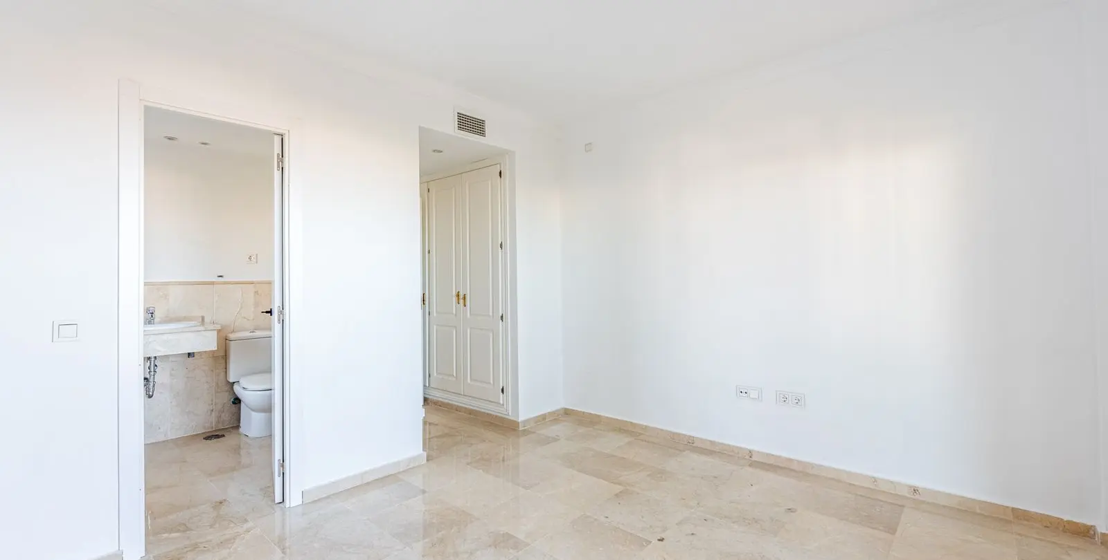 Sale of middle floor apartment in Selwo 16