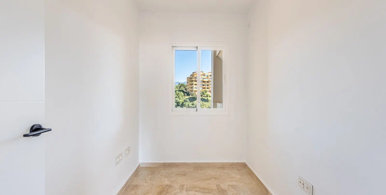 Sale of middle floor apartment in Selwo 18