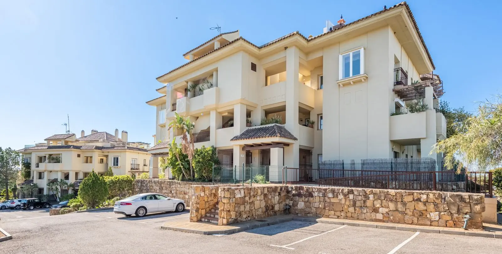 Sale of middle floor apartment in Selwo 22