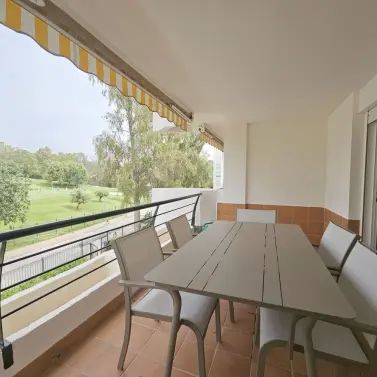 Продажа апартаментов на среднем этаже в Guadalmina Alta