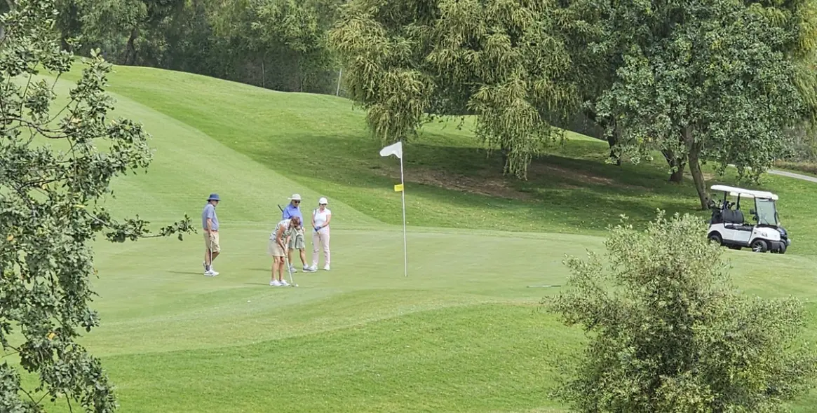 Продажа апартаментов на среднем этаже в Guadalmina Alta 2