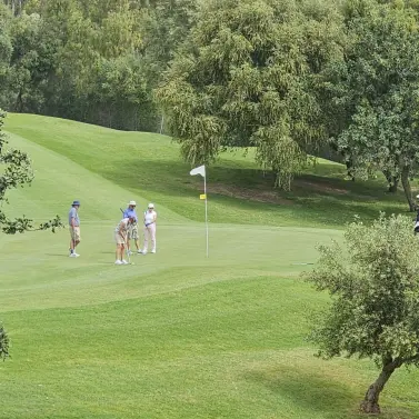 Продажа апартаментов на среднем этаже в Guadalmina Alta