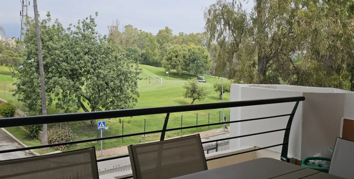 Продажа апартаментов на среднем этаже в Guadalmina Alta 3