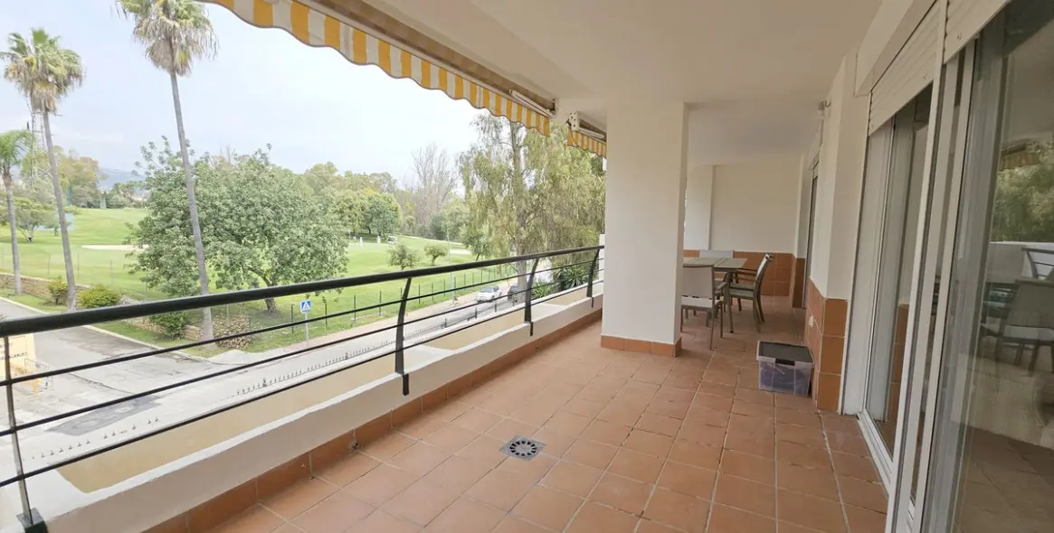 Продажа апартаментов на среднем этаже в Guadalmina Alta 4