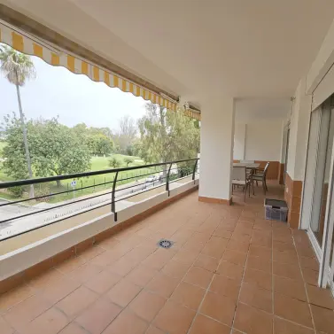 Продажа апартаментов на среднем этаже в Guadalmina Alta