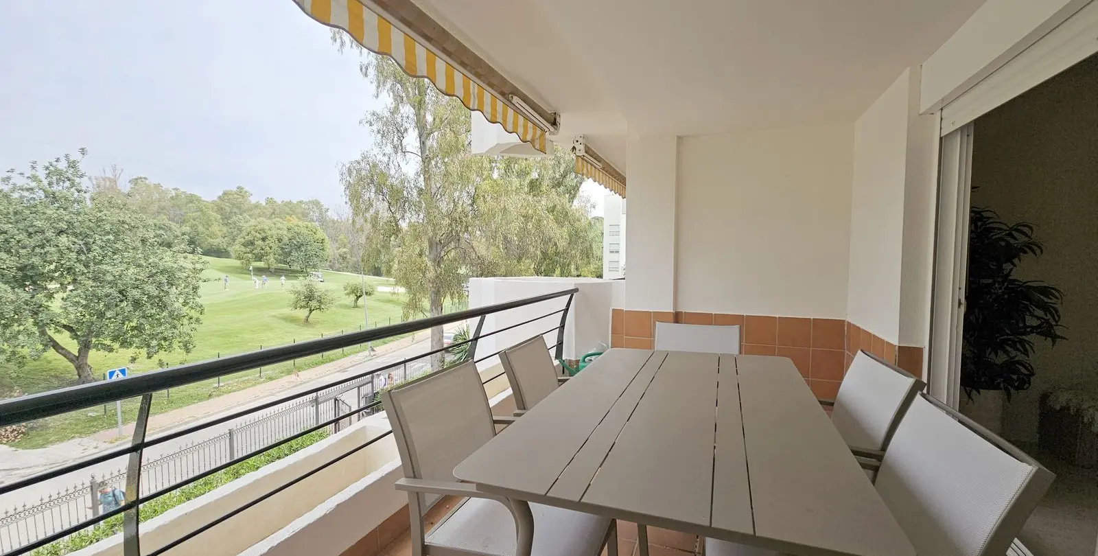 Venta de apartamento en planta media en Guadalmina Alta 1