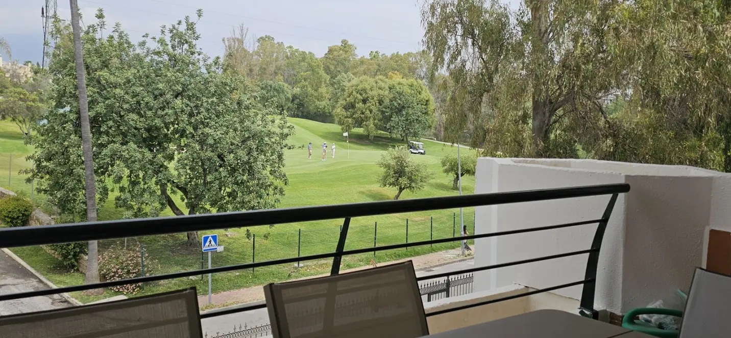 Sale of middle floor apartment in Guadalmina Alta 2