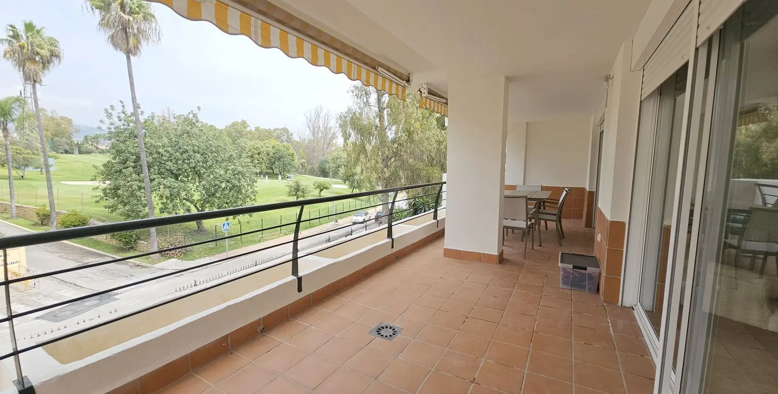 Venta de apartamento en planta media en Guadalmina Alta 4