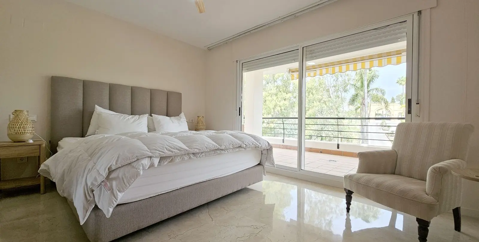 Venta de apartamento en planta media en Guadalmina Alta 10