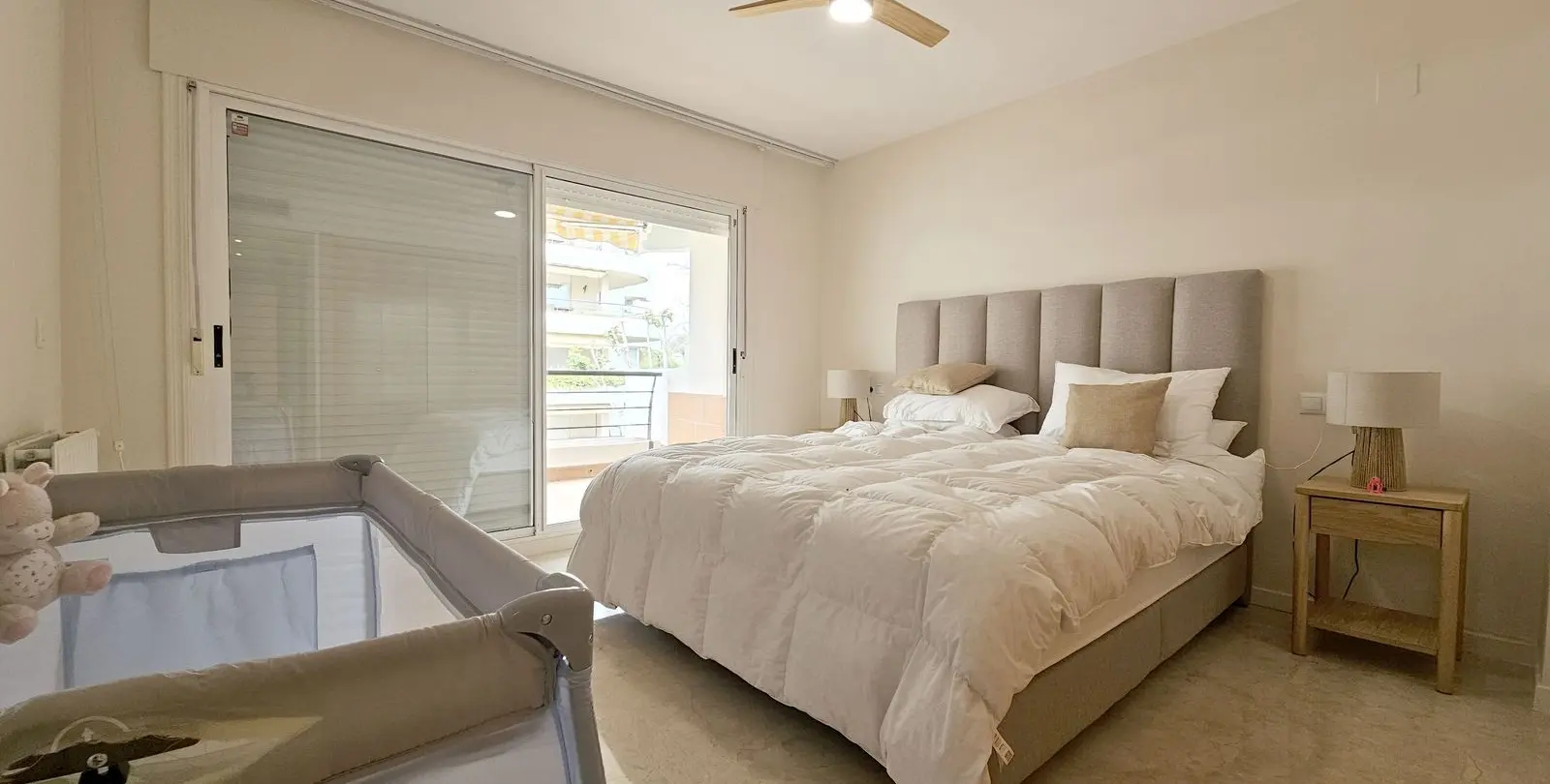 Venta de apartamento en planta media en Guadalmina Alta 11