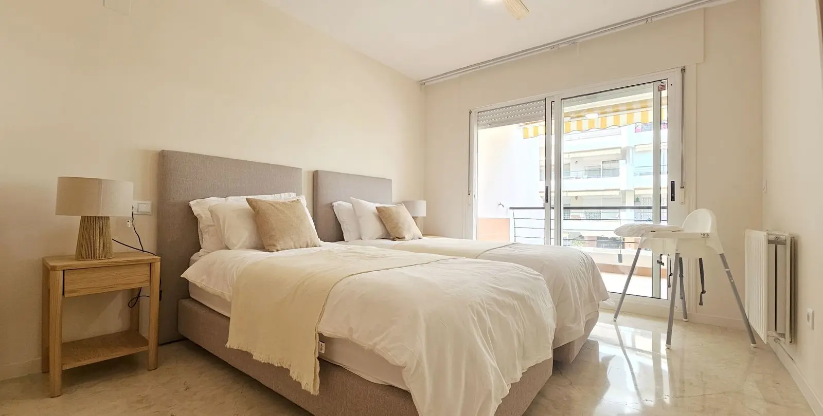 Venta de apartamento en planta media en Guadalmina Alta 12