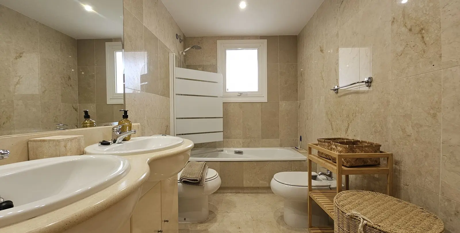 Venta de apartamento en planta media en Guadalmina Alta 13