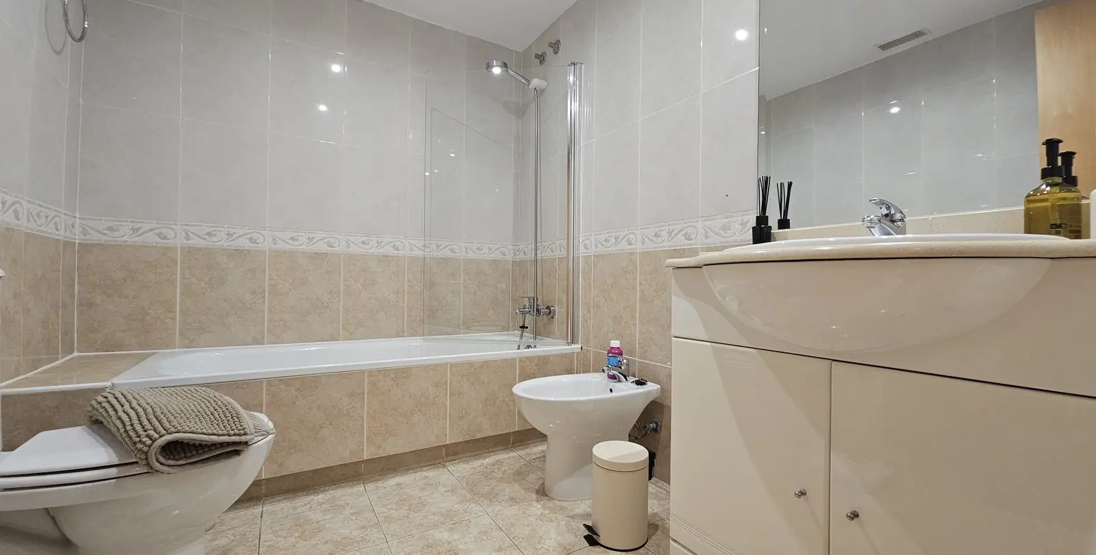 Venta de apartamento en planta media en Guadalmina Alta 14