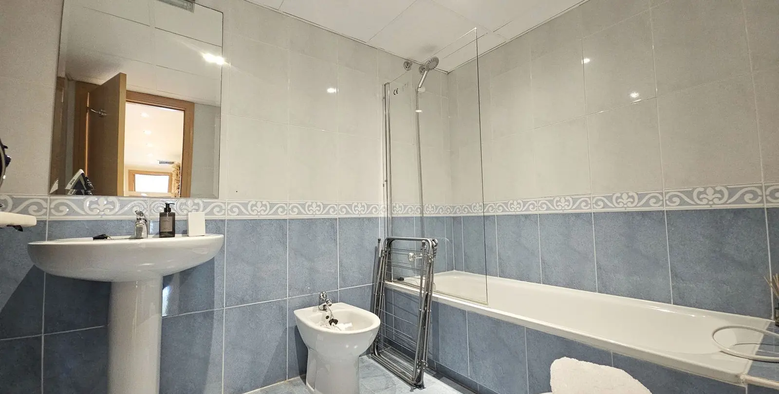 Venta de apartamento en planta media en Guadalmina Alta 15
