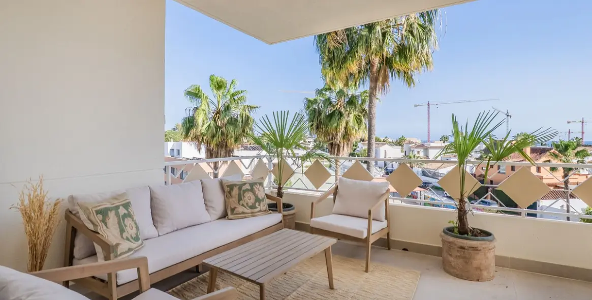 Продажа апартаментов на среднем этаже в Las Chapas 12