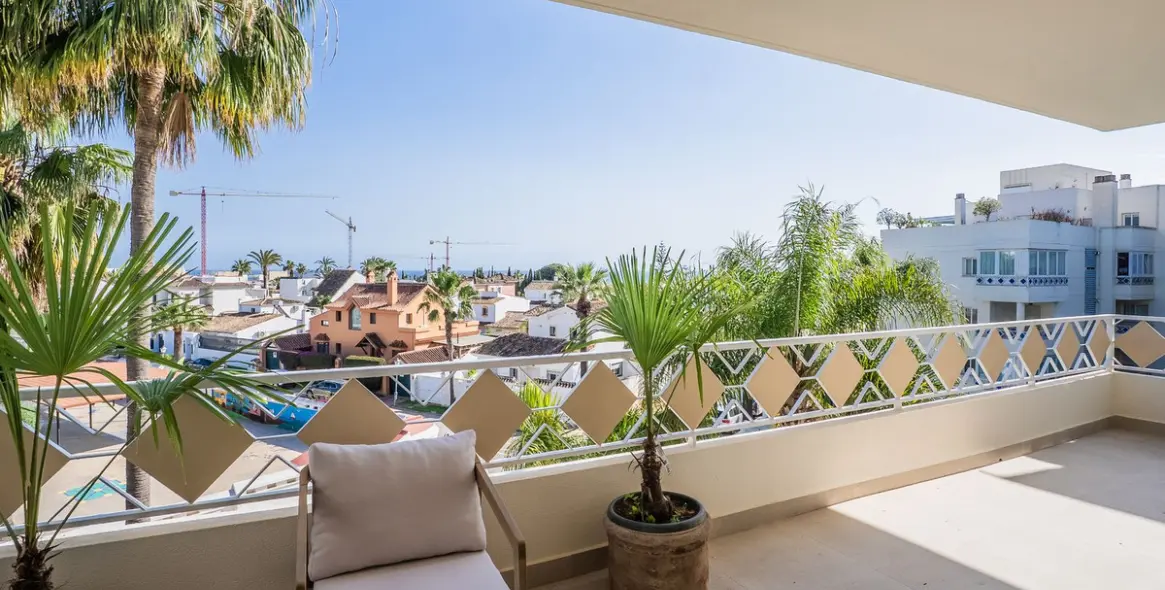 Продажа апартаментов на среднем этаже в Las Chapas 15