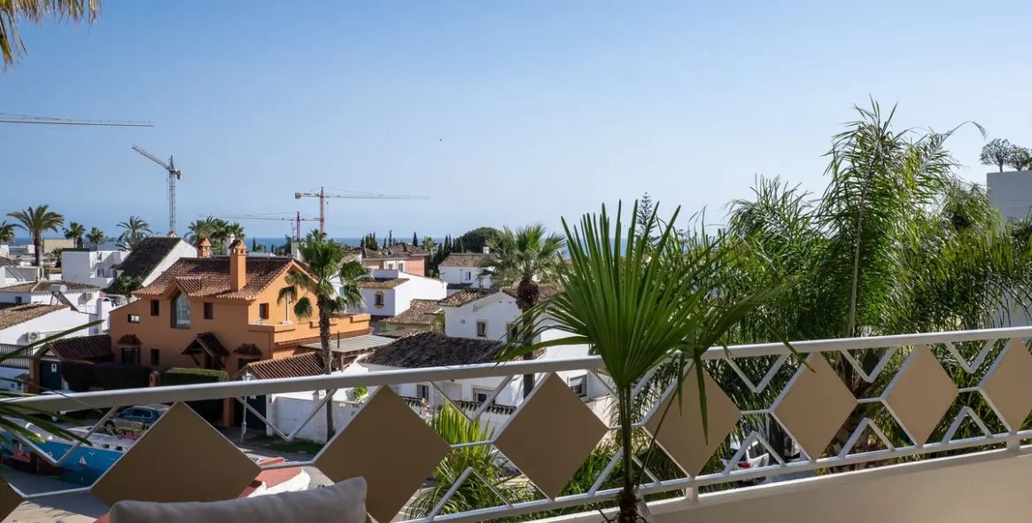 Продажа апартаментов на среднем этаже в Las Chapas 16