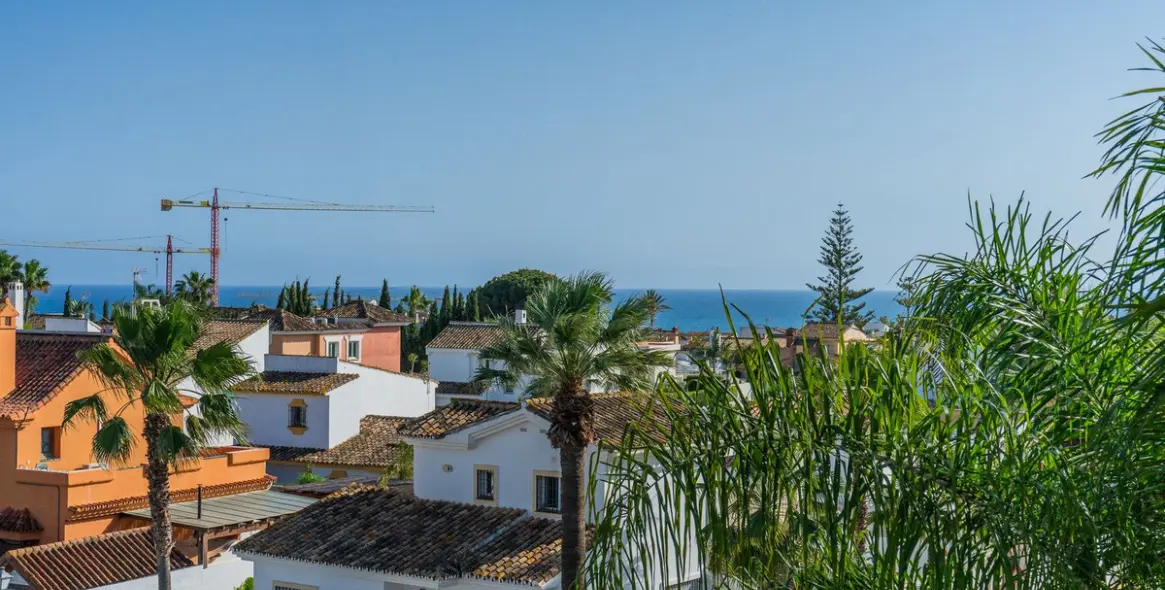 Продажа апартаментов на среднем этаже в Las Chapas 17