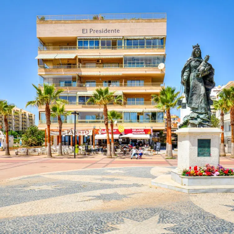 Sale of middle floor apartment in Fuengirola
