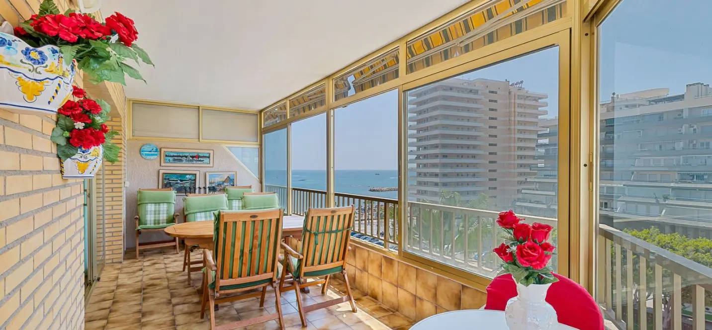 Sale of middle floor apartment in Fuengirola 1